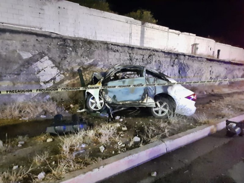Un hombre muere calcinado al chocar su carro contra muro