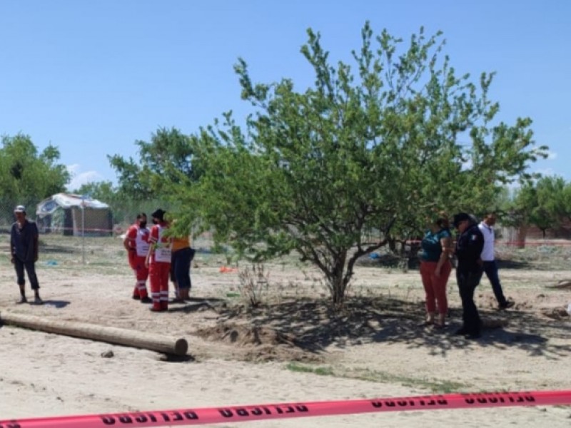 Un hombre murió al caer poste sobre su cabeza