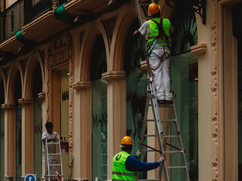Un hombre murió electrocutado cuando pintaba un poste de alumbrado público