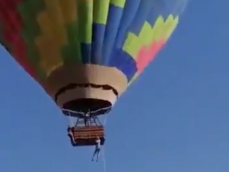 Un hombre queda suspendido de globo aerostático en Edomex