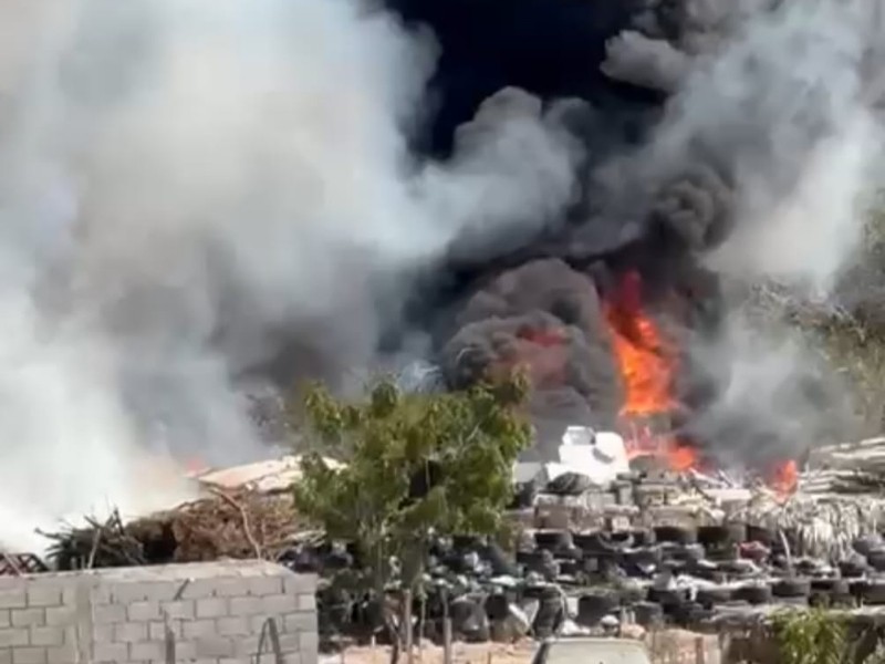 Un incendio de llantas alarma a vecinos en la colonia Agua Escondida