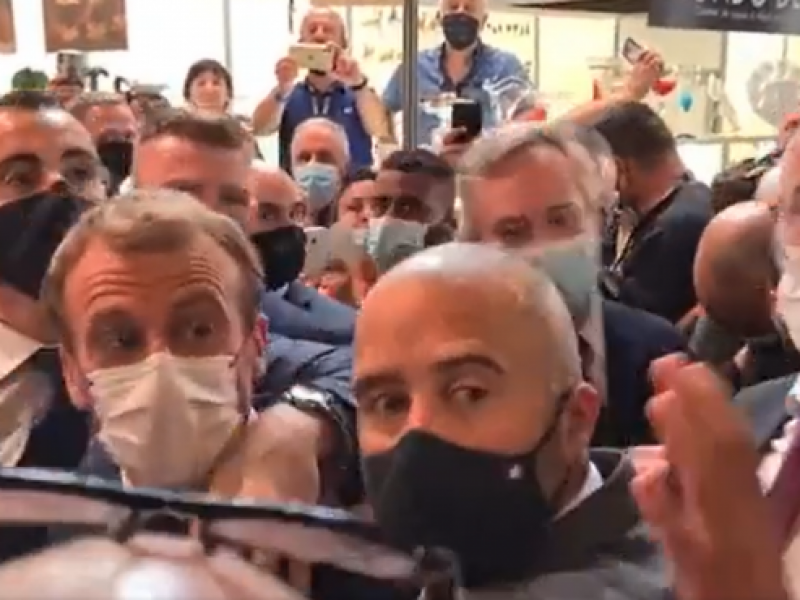 Video: Joven lanza un huevo a Macron en una feria