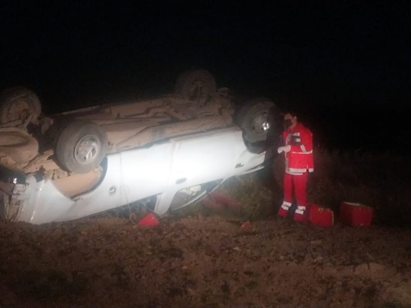 Un joven murió al volcar su vehículo