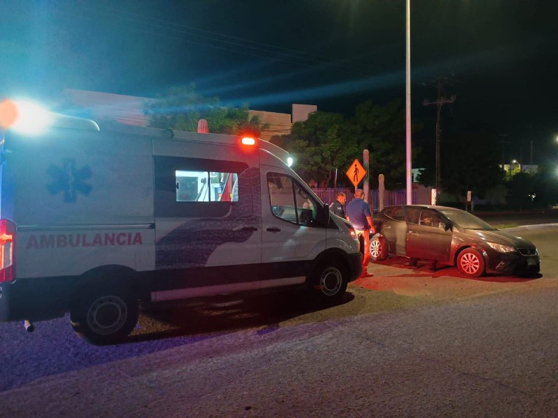 Un joven resultó lesionado tras impactar con camellón
