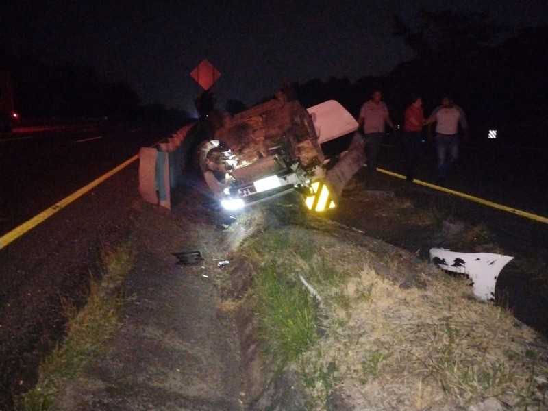 Un lesionado al volcar automóvil en autopista Colima-Guadalajara