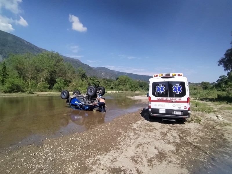 Un lesionado al volcar vehículo en río San Palmar