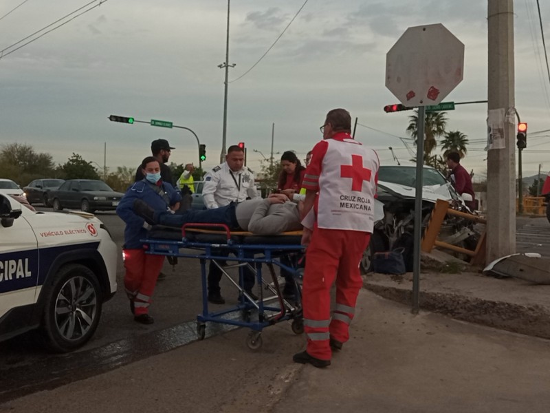 Un lesionado y daños materiales cuantiosos deja choque de vehículos