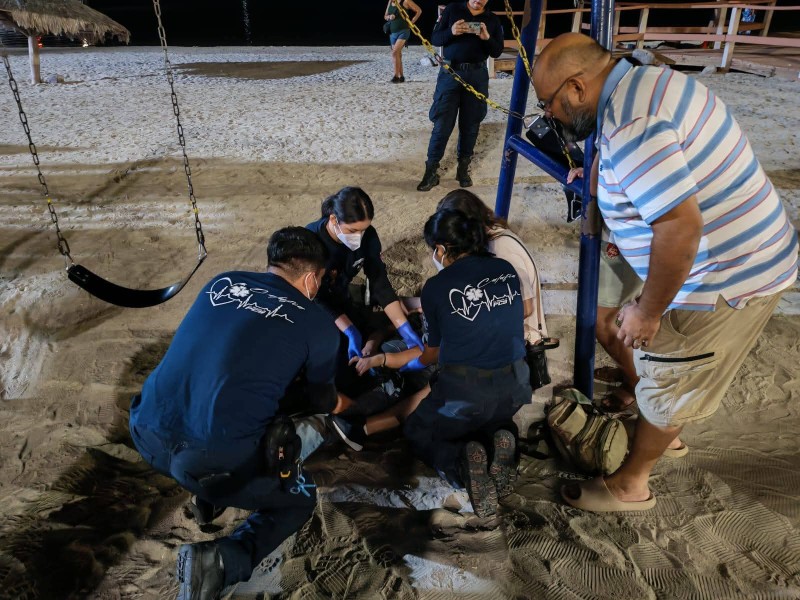 Un menor resultó lesionado tras caer de un columpio
