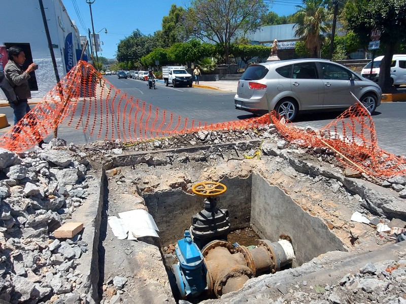 Un mes sin agua en calle por obra inconclusa