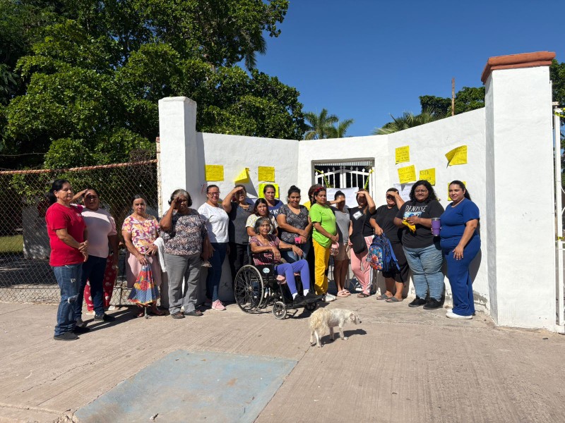 ¡Un mes sin aires acondicionados! Padres de familia toman primaria Quetzalcóatl