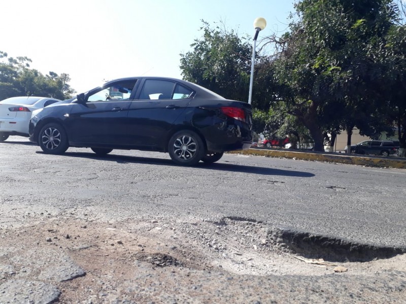 Un mes sin reparar bache en avenida Universidad