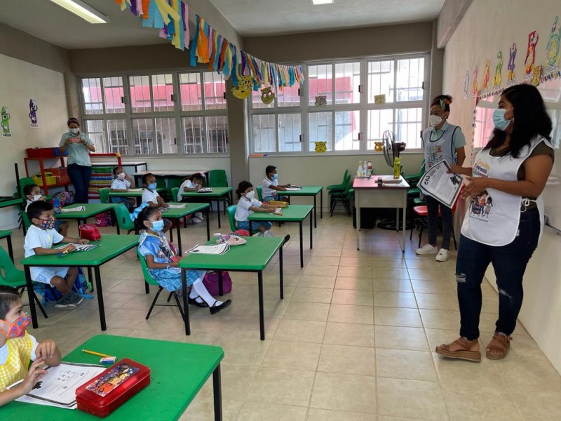 Un millón de alumnos y 77 mil docentes a clases