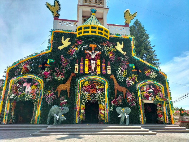 Un millón de flores fueron colocadas en iglesia de Tenancingo