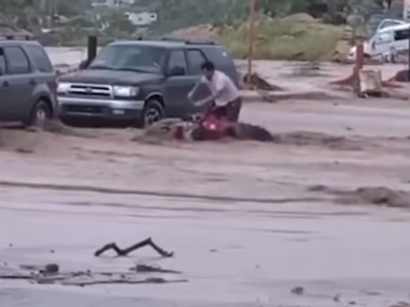 Un motociclista intentó cruzar arroyo y el caudal lo obligo a soltarla