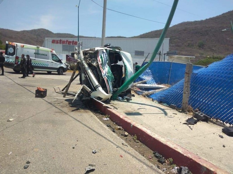 Un muerte y 18 lesionados en accidente vial