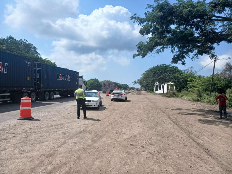 Un muerto al chocar tráiler y automóvil sobre la autopista, en Tecomán
