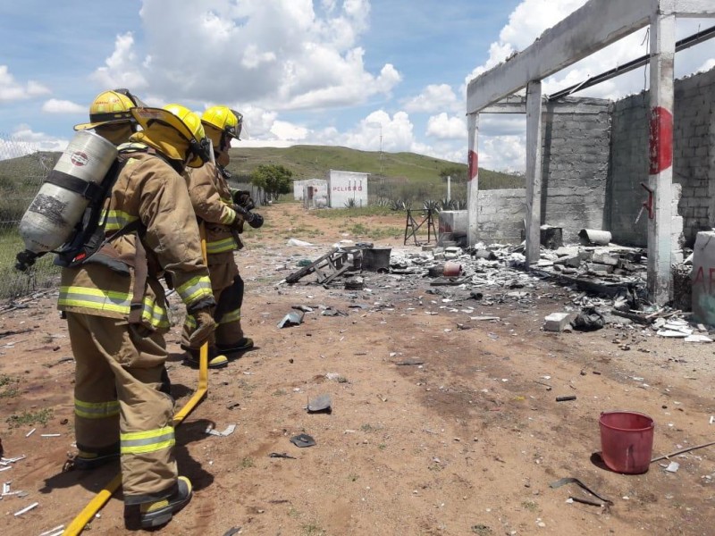 Un muerto deja explosión de polvorín