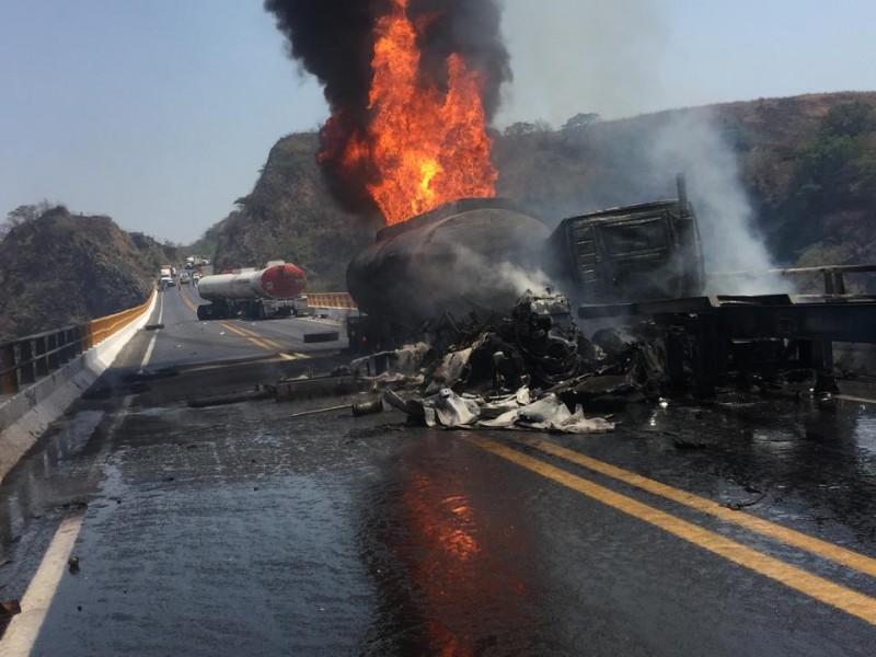 Un muerto, saldo de choque en autopista