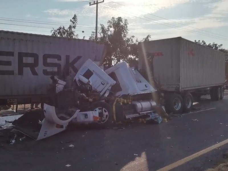 Un muerto tras choque de dos tráileres en Tecomán