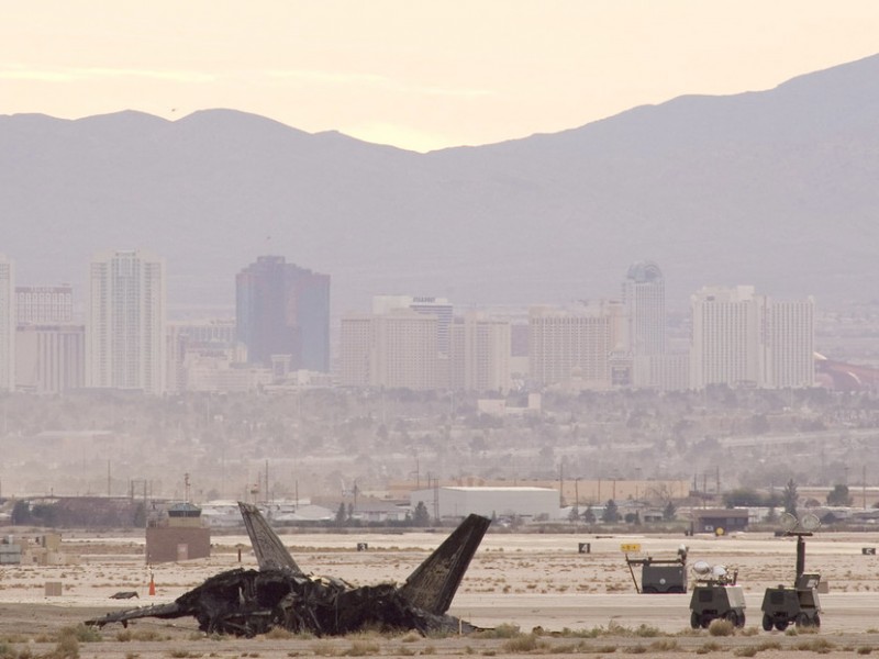 Un muerto tras estrellarse avión militar en Nevada