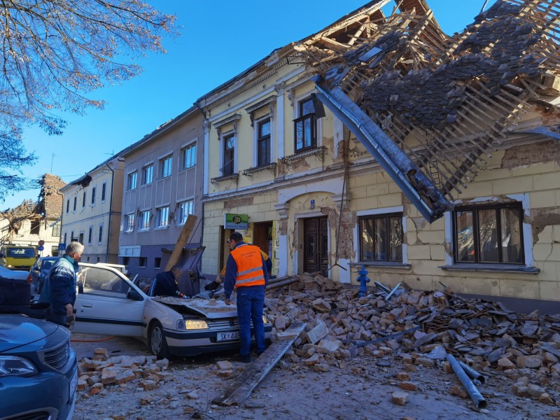 Un muerto y edificios derrumbados tras fuerte sismo en Croacia