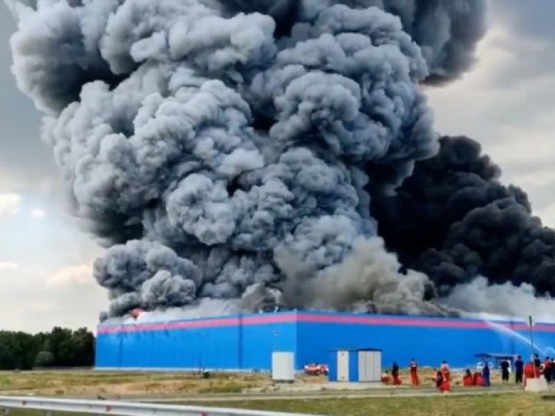 Un muerto y mil evacuados tras explosión de almacén ruso