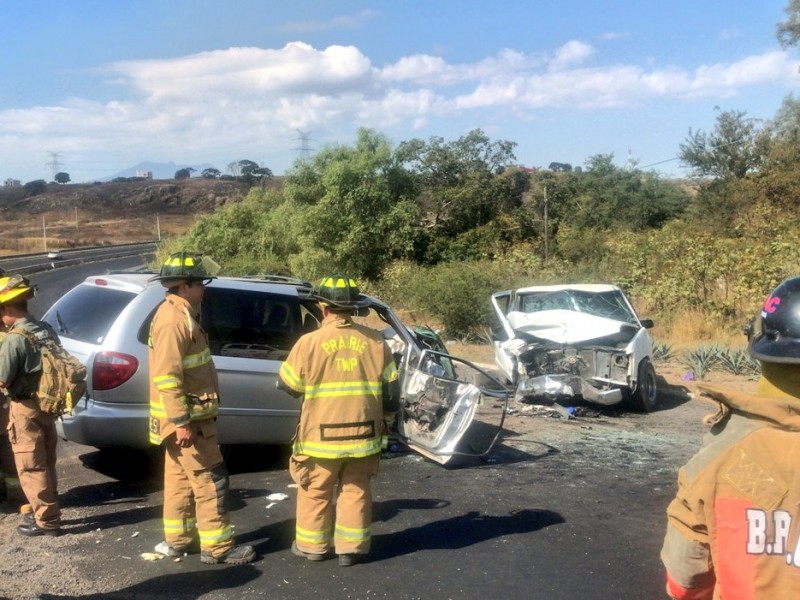 Un muerto y siete lesionados en choque frontal