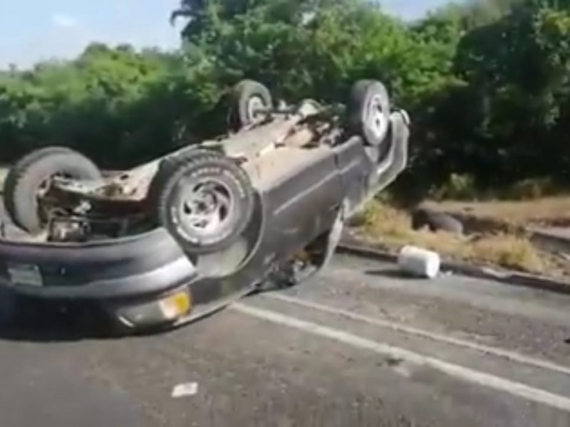 Un muerto y tres heridos, saldo de volcadura