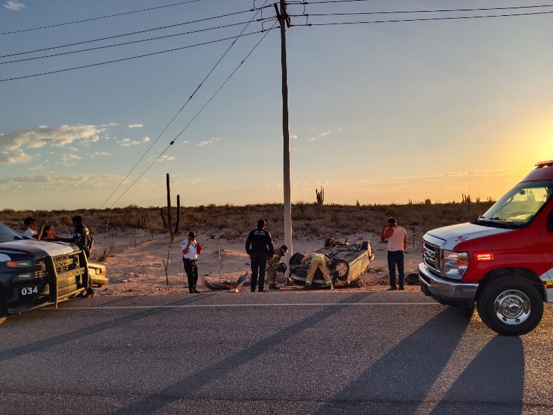 Un muerto y tres lesionados deja volcadura de vehículo