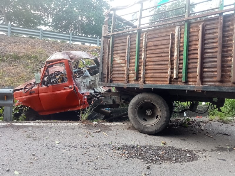 Un muerto y un lesionado tras accidente en autopista Colima-Guadalajara