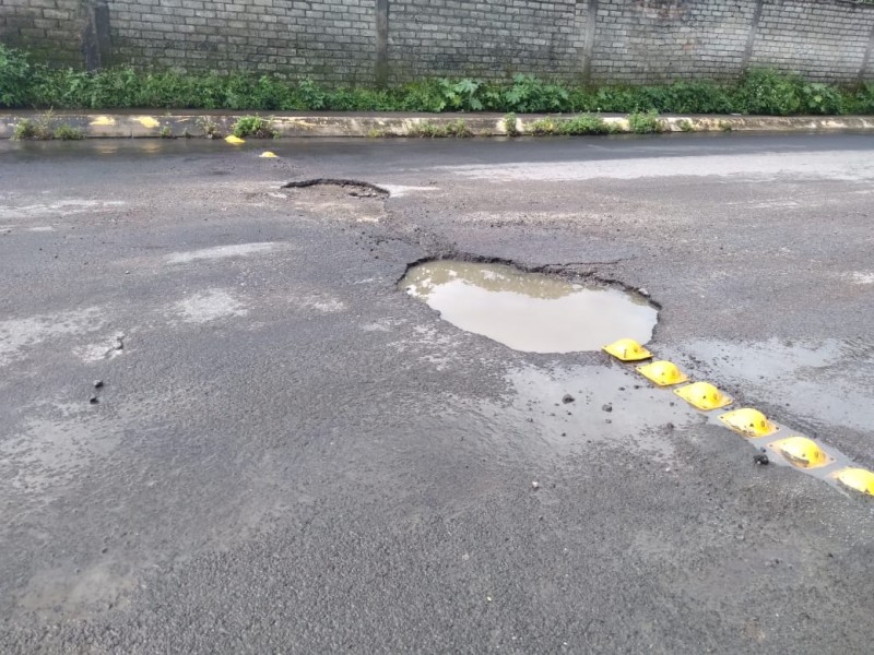 Un peligro baches de la calle Cedro