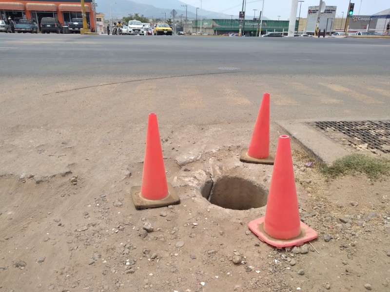 Un peligro genera alcantarilla abierta en Villa de la Torre