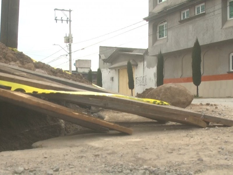 Un peligro hoyos en colonia Ocho Cedros