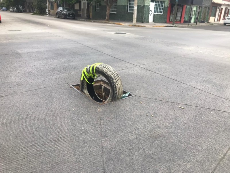 Un peligro registro sin tapa en avenida La Fragua