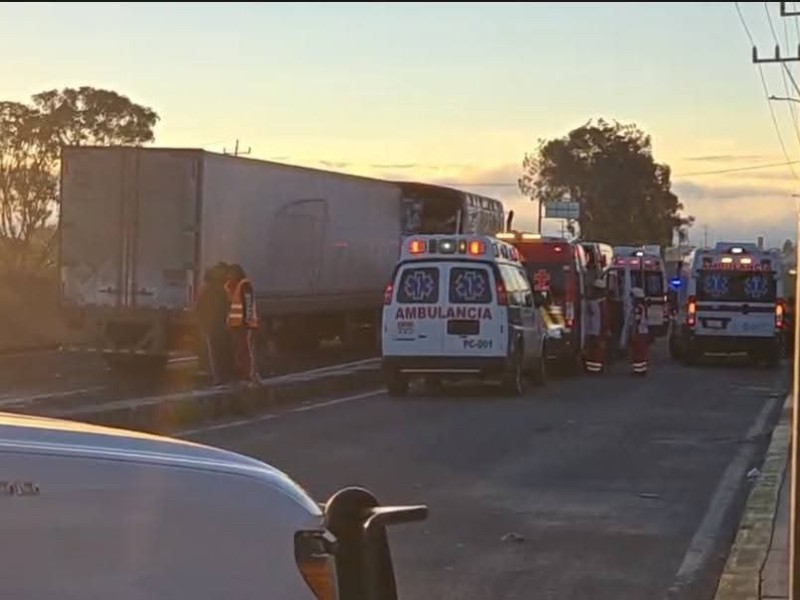 Un peregrino sin vida, saldo de accidente en la Apizaco - Huamantla