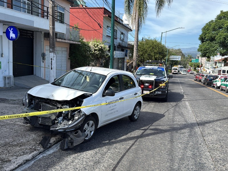 Un poste colgado y daños materiales deja aparatoso choque