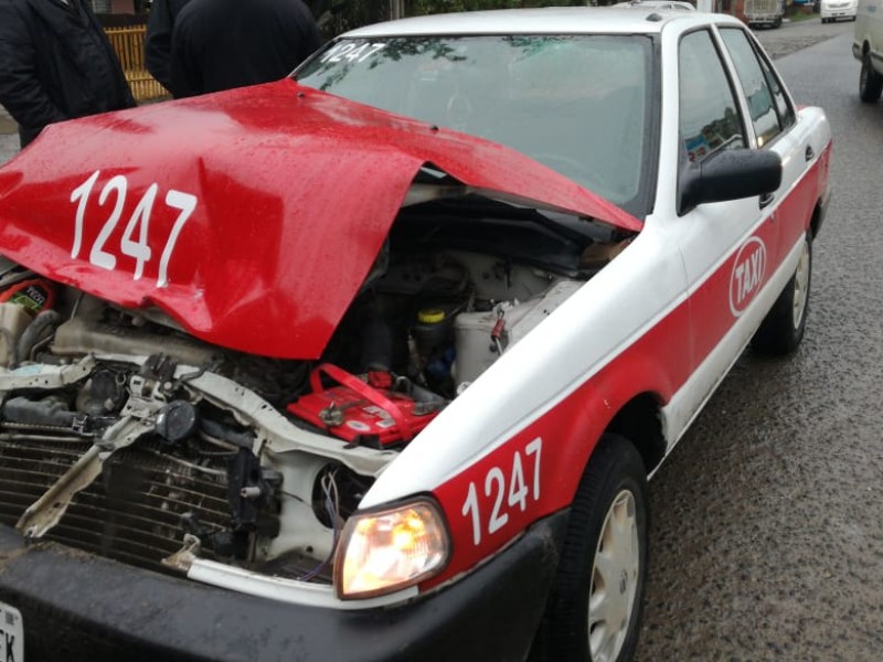 Un taxi se impacta contra vehículo particular