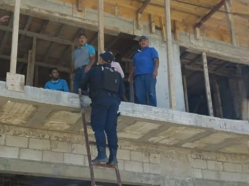 Un trabajador sufre una descarga eléctrica en una obra en construcción Un trabajador sufre una descarga eléctrica en una obra en construcción