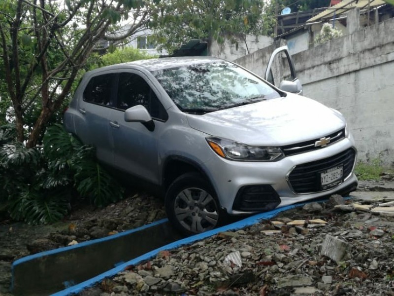 Un vehículo cae sobre escalinatas en colonia Anáhuac