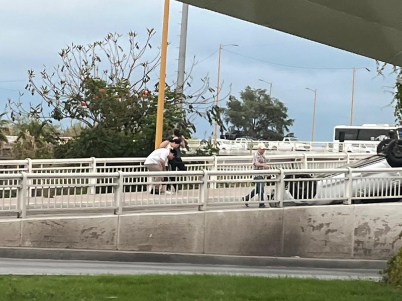 Un vehículo quedó volcado cerca del parque acuático de Culiacán