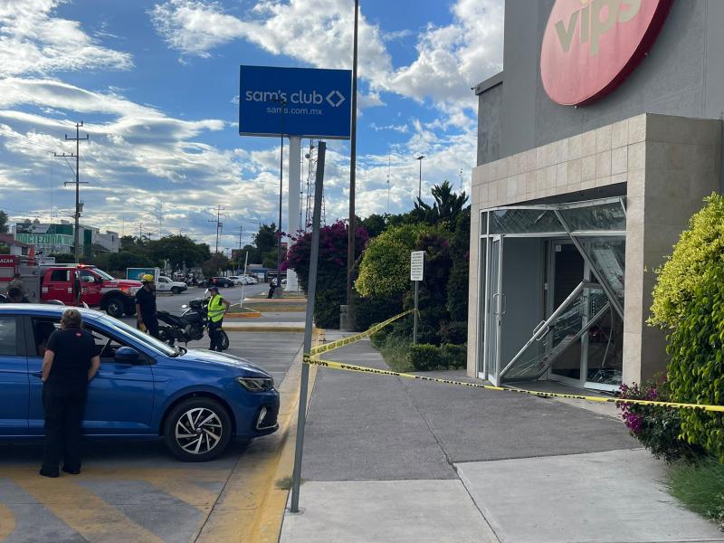 Conductor pierde el control e impacta contra la entrada de restaurante