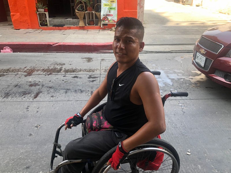 Un verdadero reto desplazarse en silla de ruedas en Tuxtla