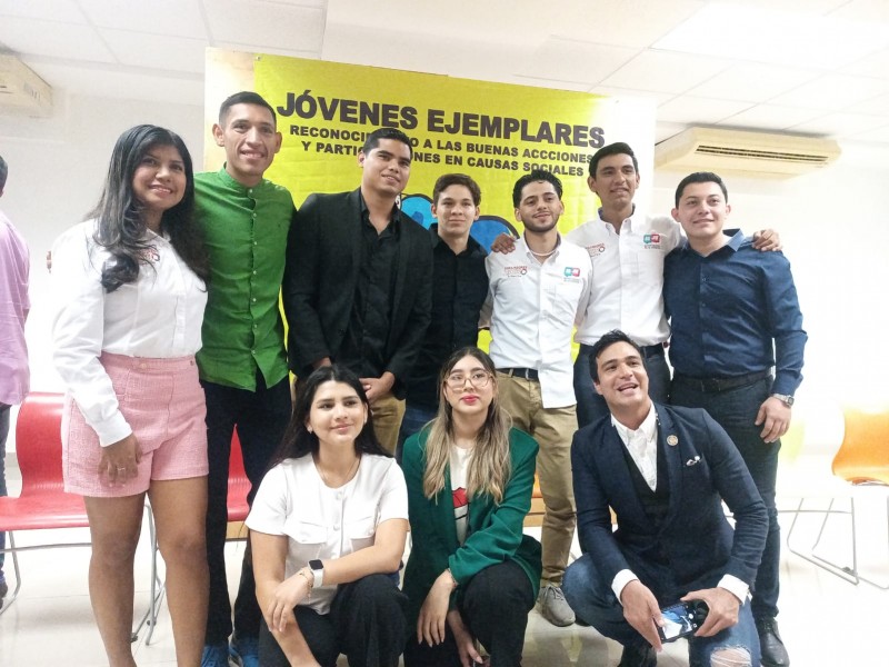 Una Ayuda Una Sonrisa galardona a jóvenes ejemplares de Sinaloa