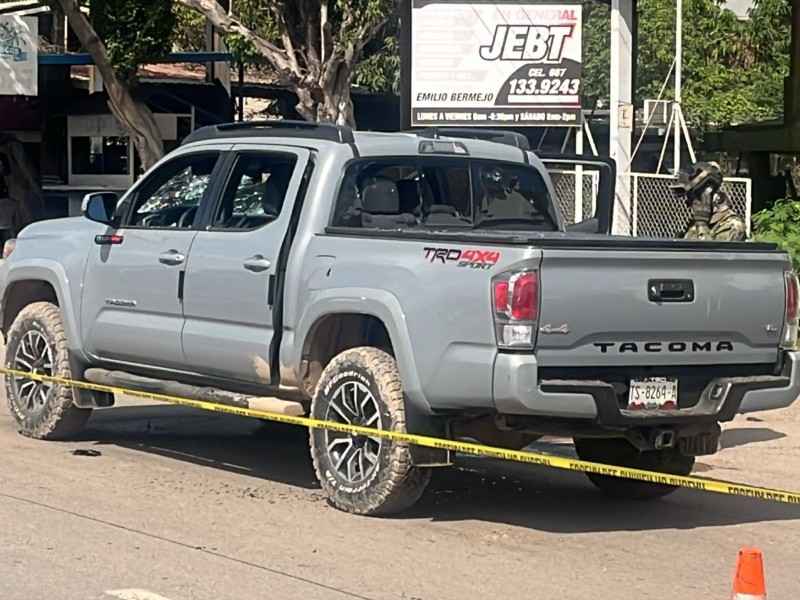 Una camioneta fue localizada con impactos de bala en Campo el Diez