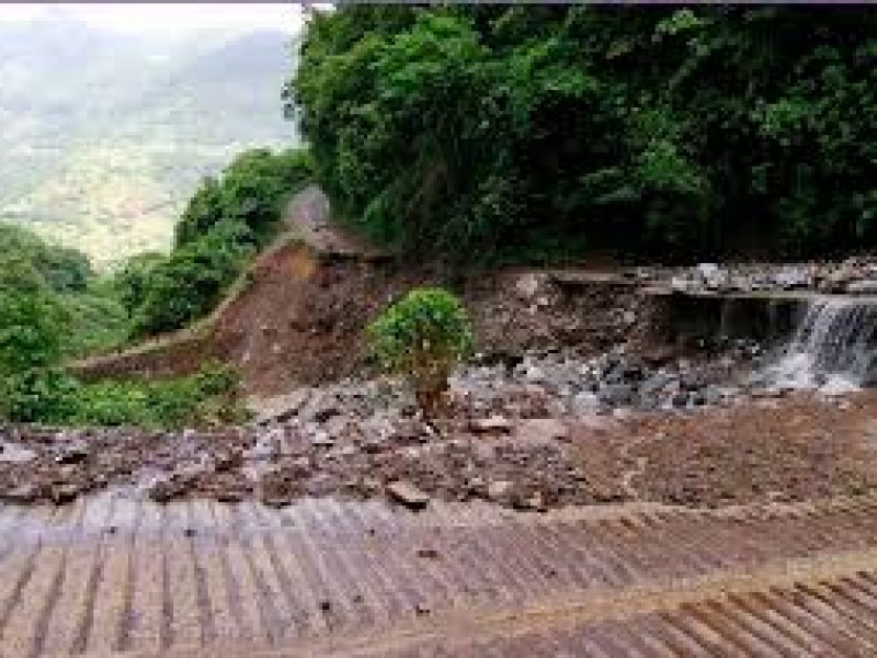 Una carretera continua con afectaciones tras fuertes lluvias