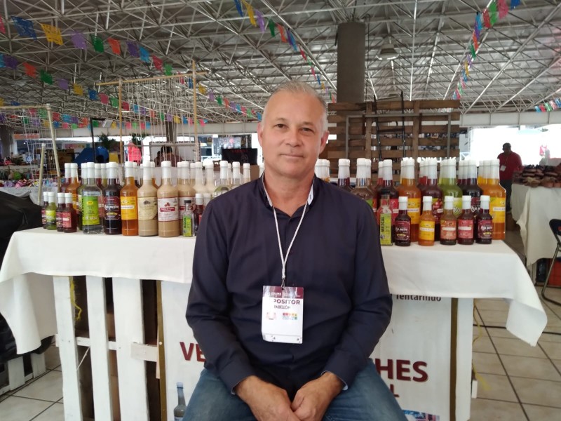 Una década deleitando a sus clientes con ponche de mezcal