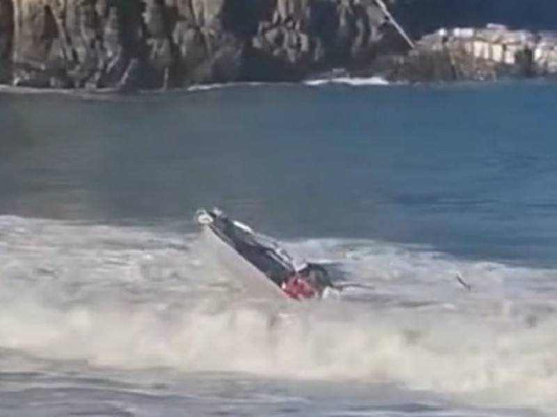 Una embarcación pesquera fue sorprendida por el oleaje en Punta Lobos Una embarcación pesquera fue sorprendida por el oleaje en Punta Lobos