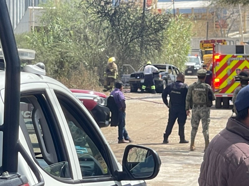 Una familia se salva al incendiarse camioneta en San Pablo
