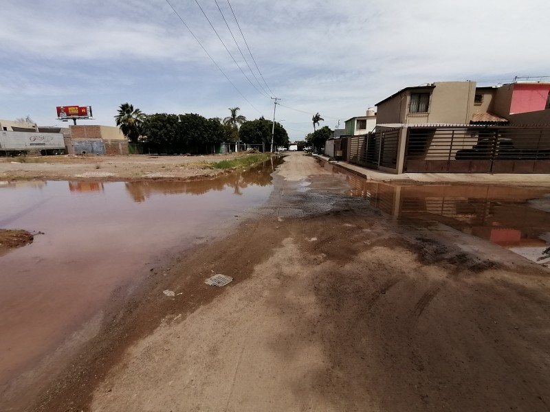 Una fuga de agua recorre 4 cuadras y sigue creciendo