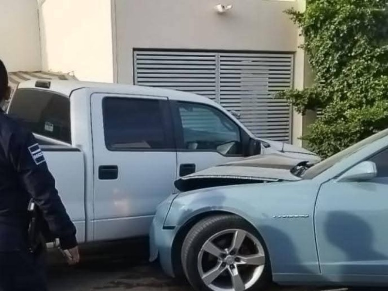 Una menor de edad choca contra un vehículo estacionado en Camino Real